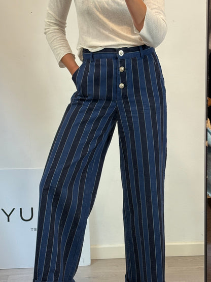 MASSCOB. Pantalón azul rayas detalle botones