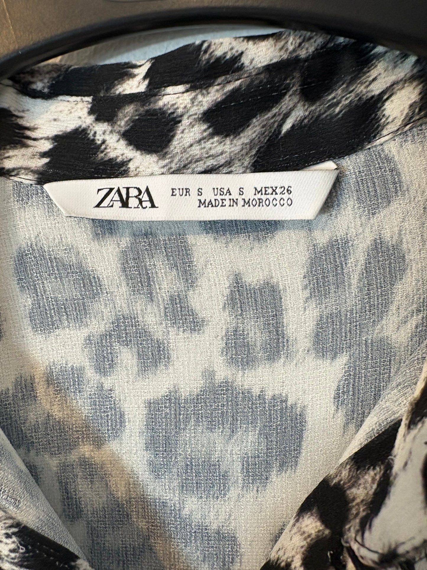 ZARA. Blusa fluida animal print