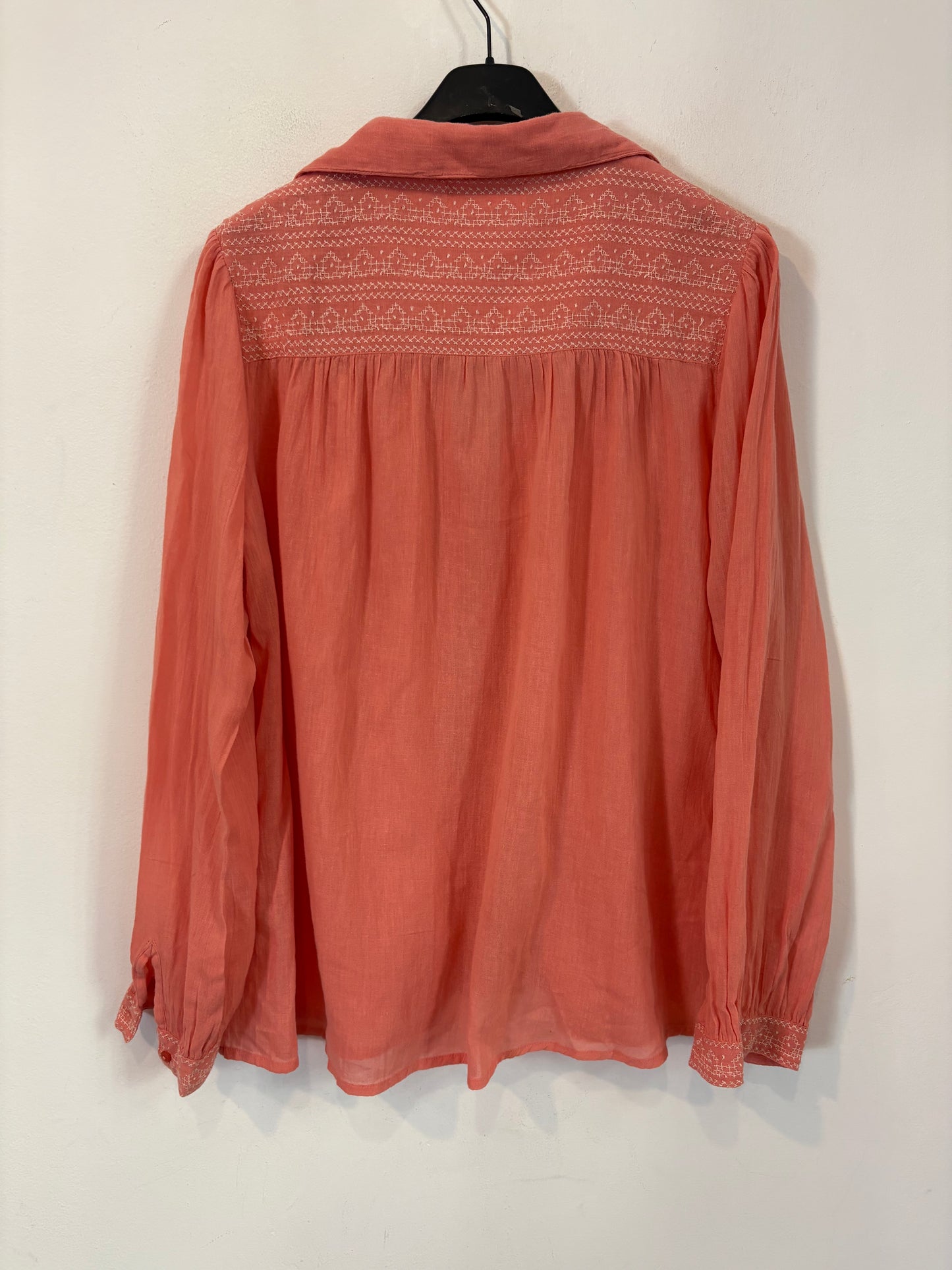 MAISON HOTEL. Blusa rosa bordados