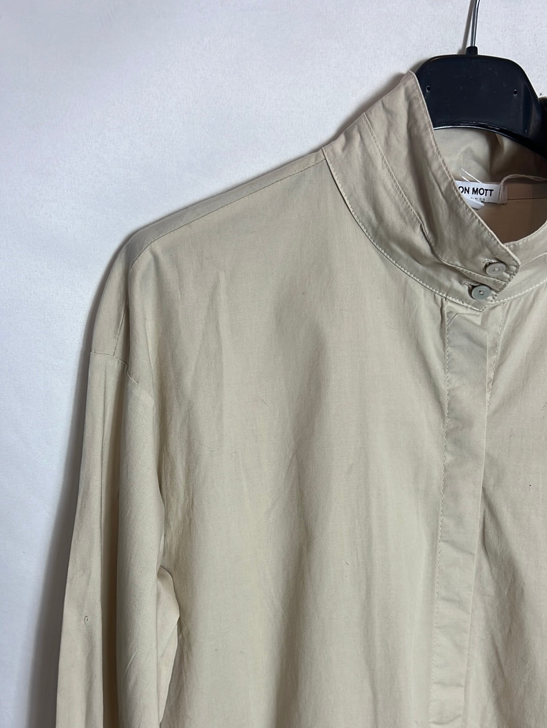 SHON MOTT. Camisa beige cuello mao. T 1(S)