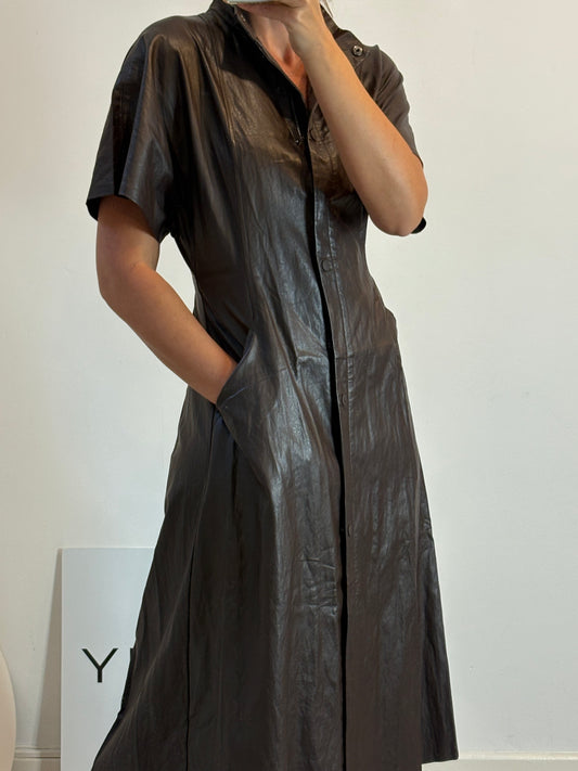 ADOLFO DOMINGUEZ. Vestido midi marrón efecto piel