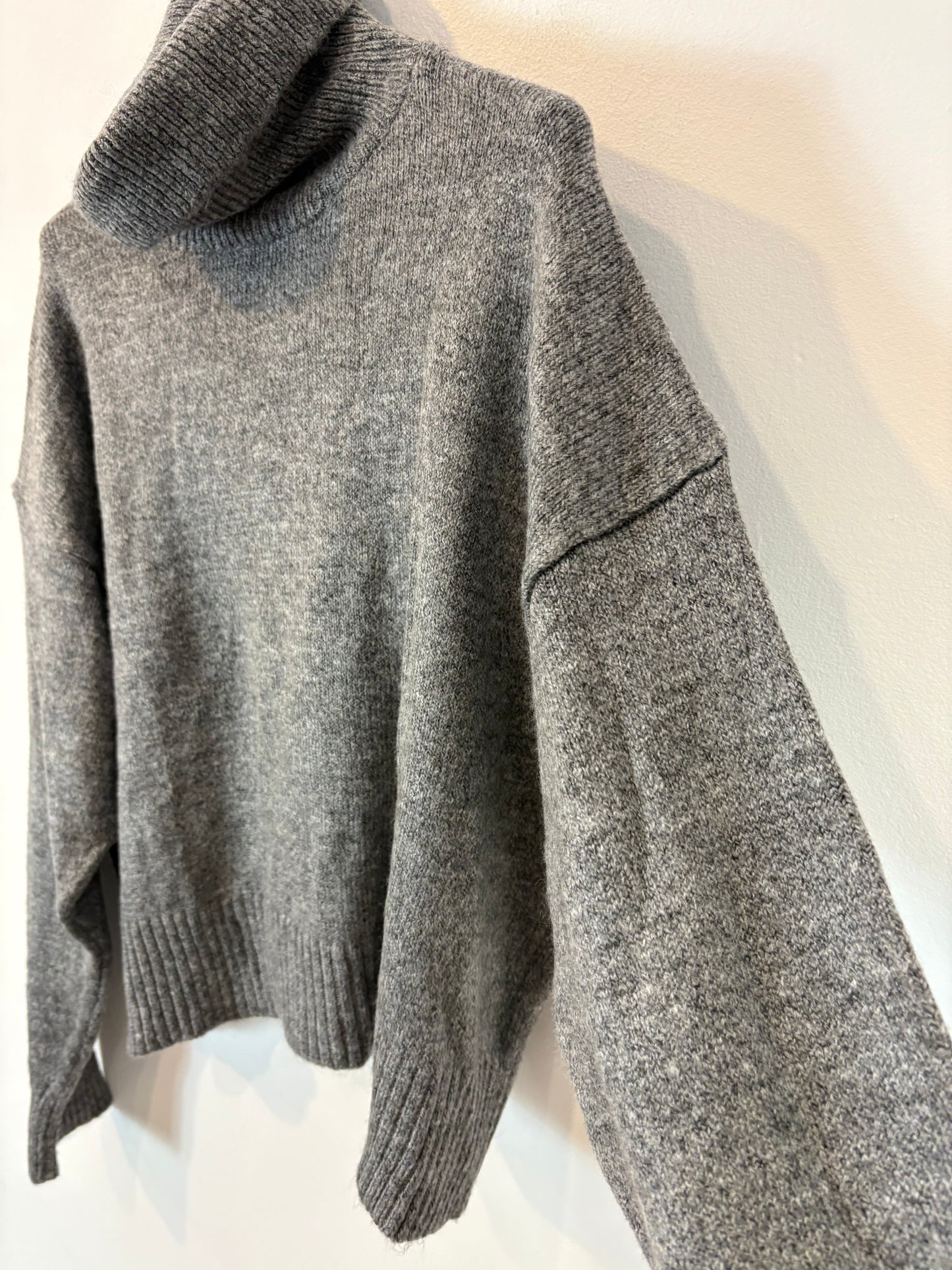 ZARA. Jersey gris cuello alto
