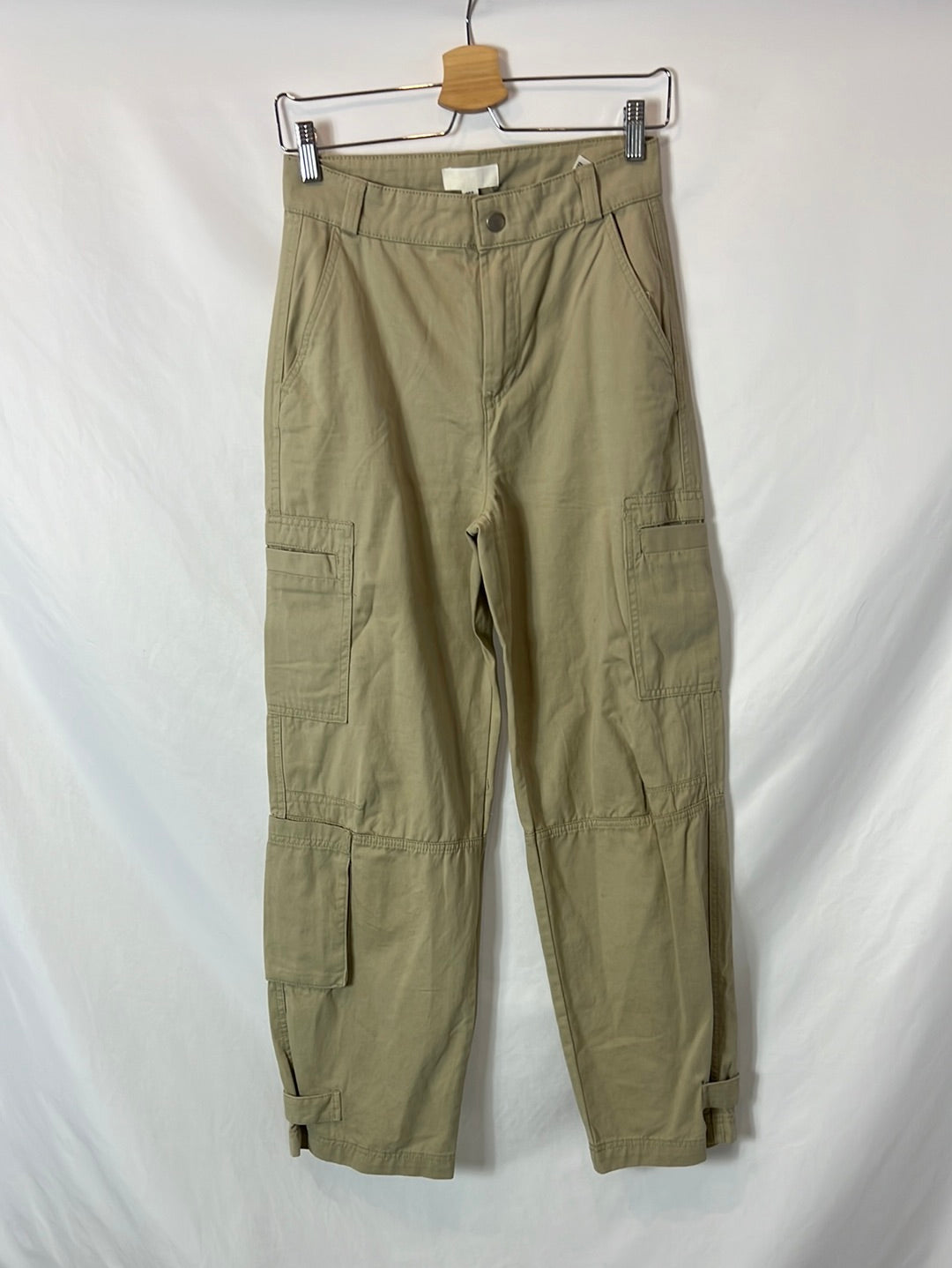 H&amp;M. Beige trousers with pockets size 36
