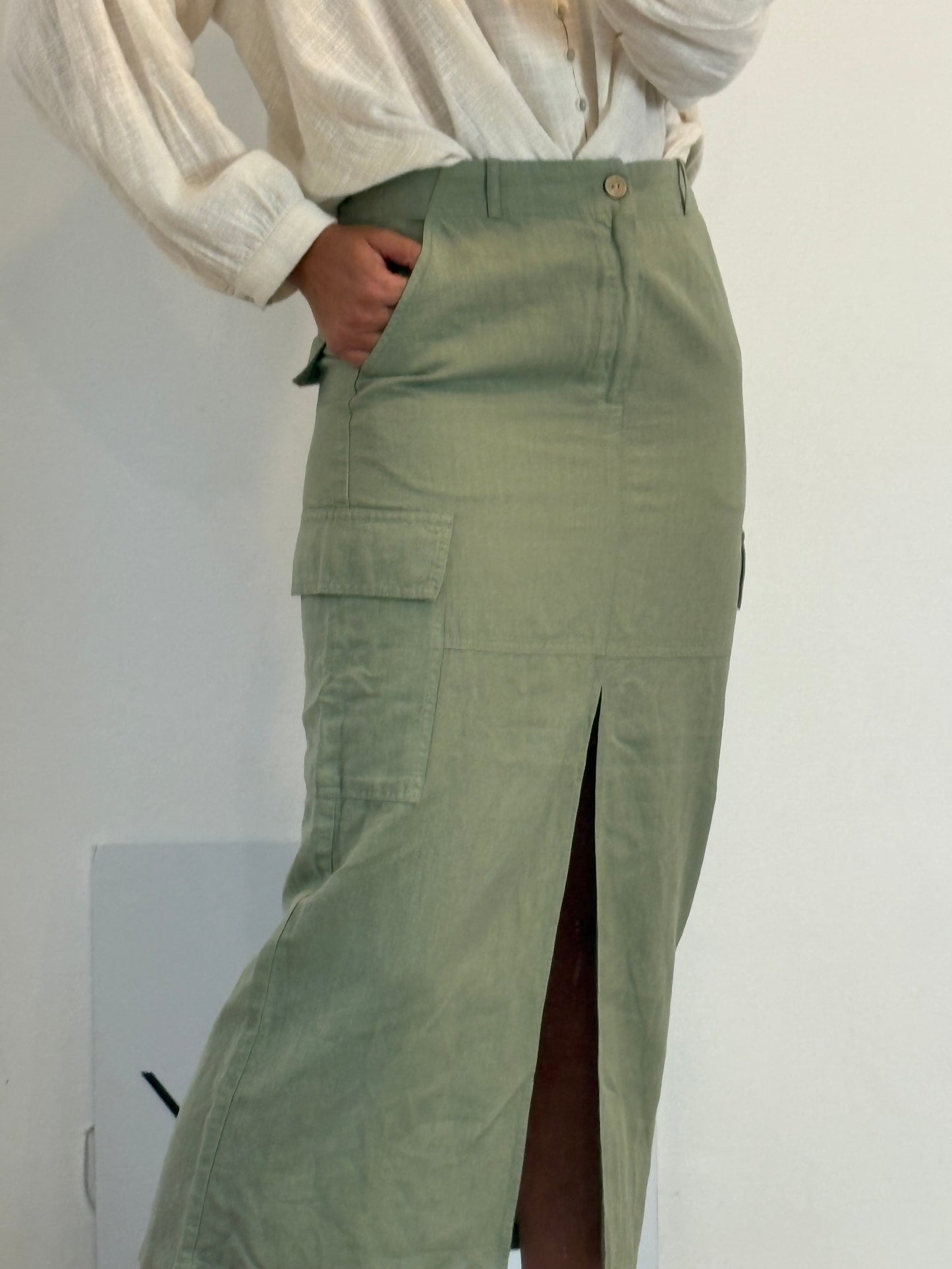 ZARA. Falda midi verde mezcla. T M