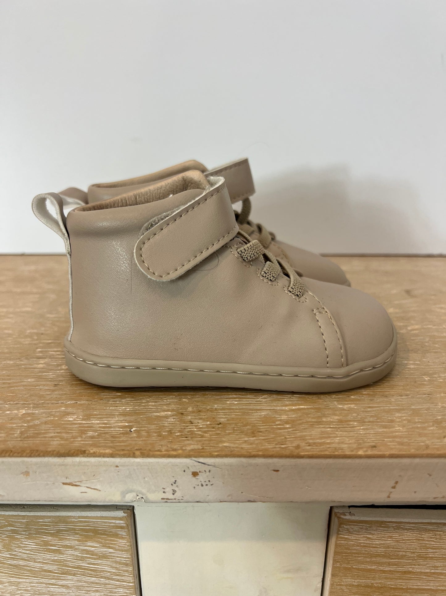 MURIS. Botitas beige goma y velcro T.21