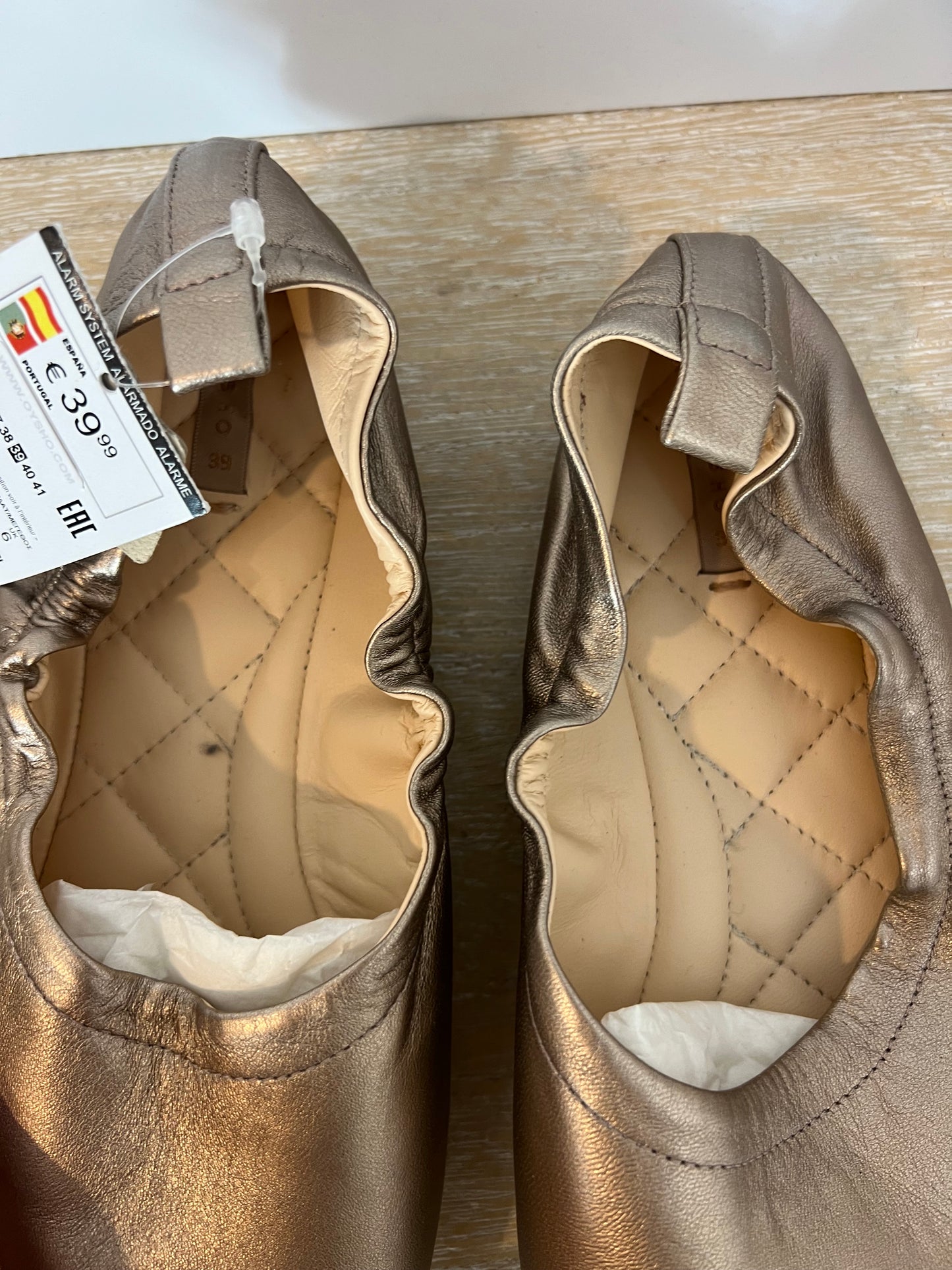 OYSHO. Zapatos plano dorado. T 39