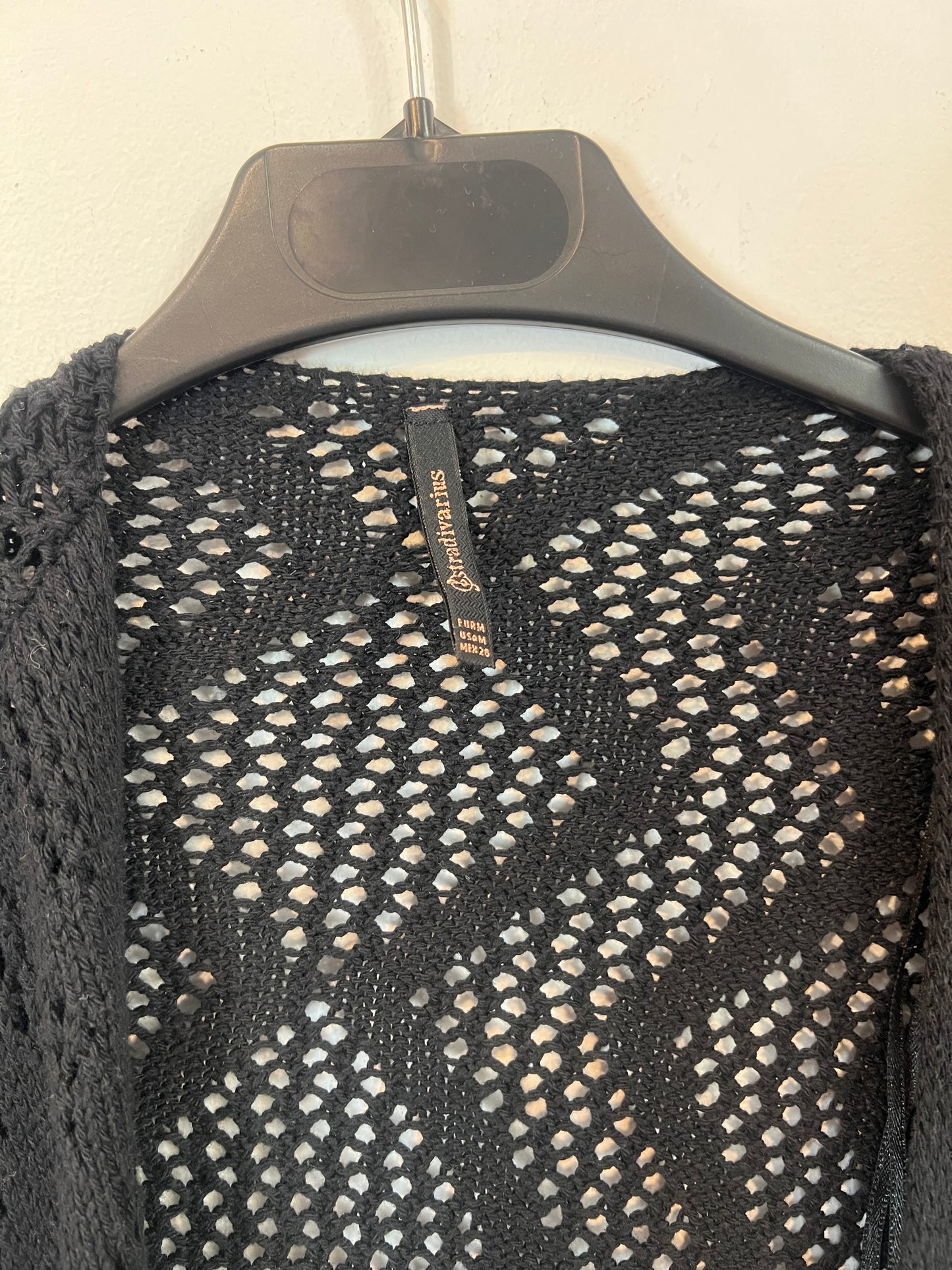 STRADIVARIUS. Cárdigan negro troquelado T.m