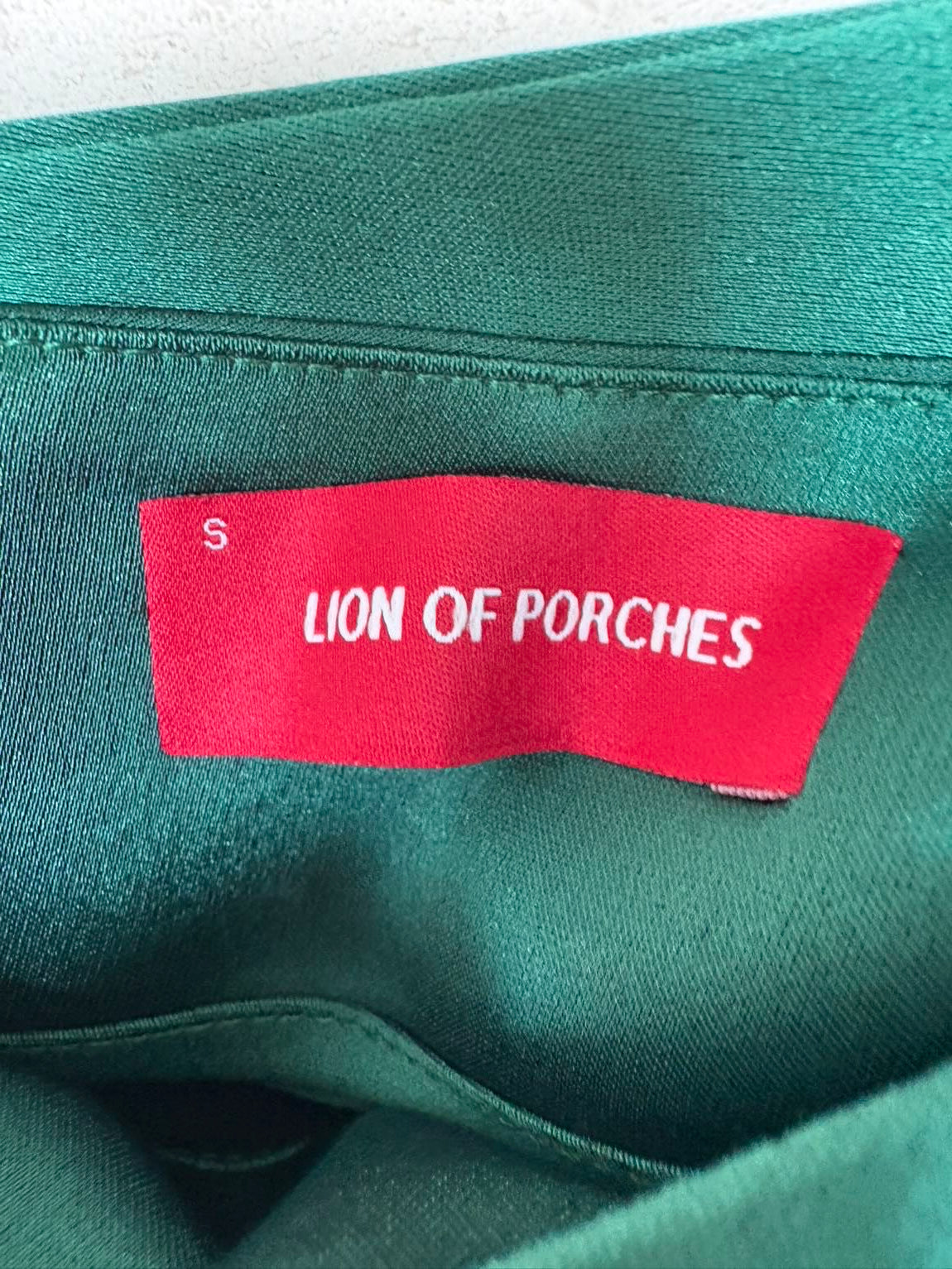 LION OF PORCHES. Falda larga verde satinada