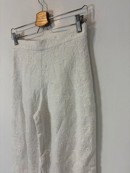 CHIRIBITA. Total look blanco bordado T.s