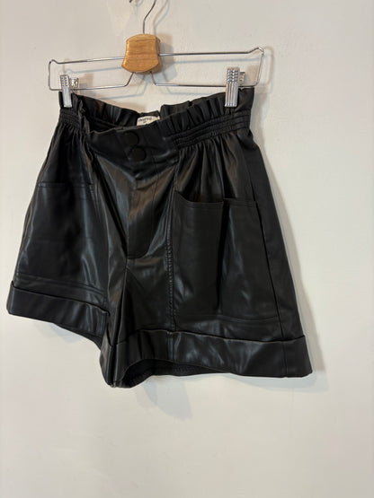 SWEEWÉ. Bermuda negra efecto piel