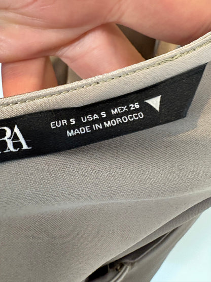 ZARA . Top satinado gris perla