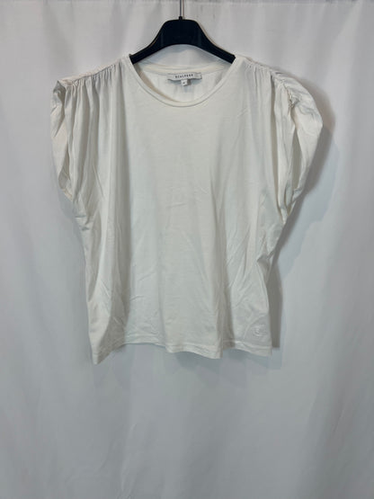 SCALPERS. White T-shirt with shoulder detail. TM