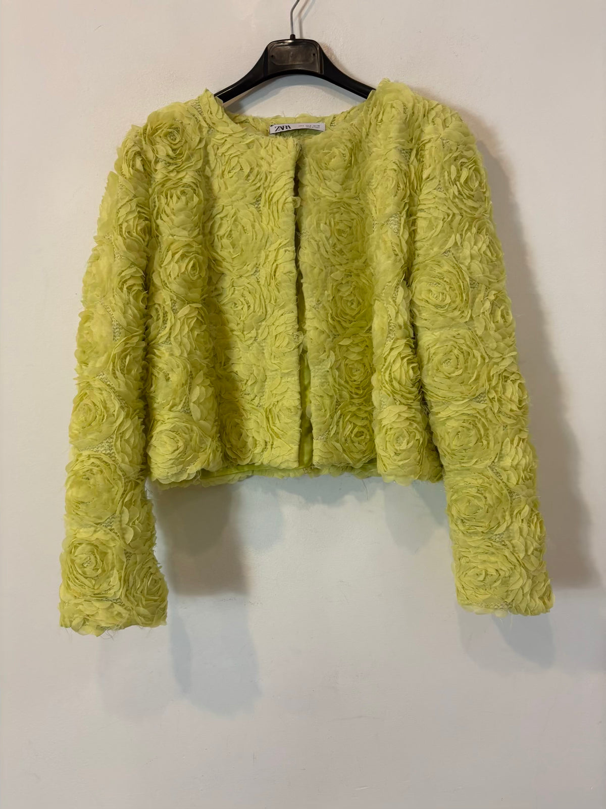 ZARA. Chaqueta cropped flores relieve