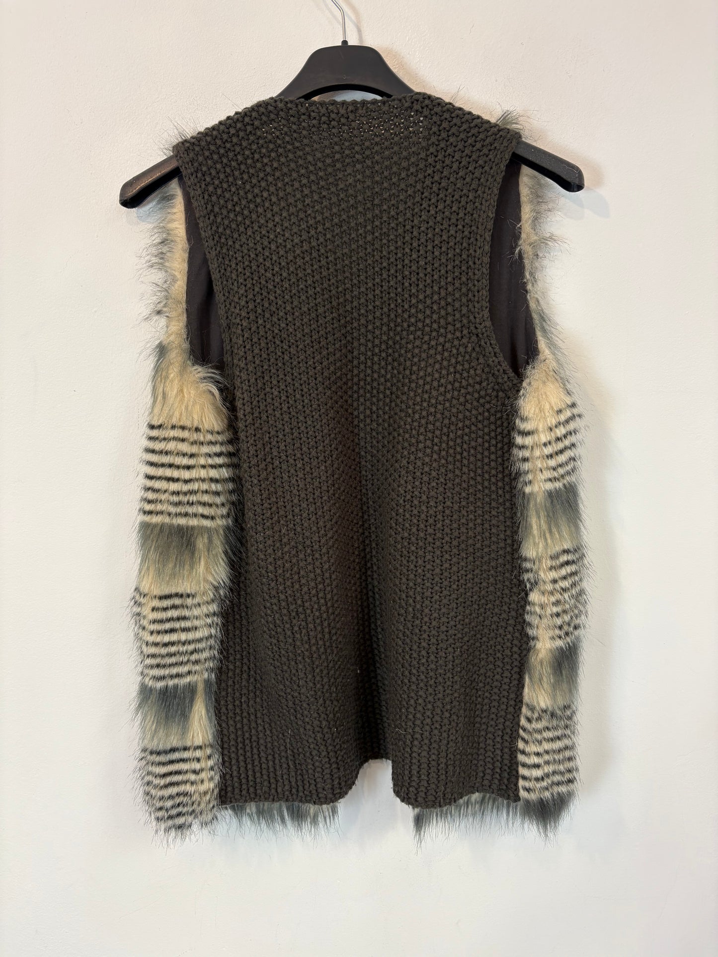 STRADIVARIUS. Chaleco pelo frontal. T S