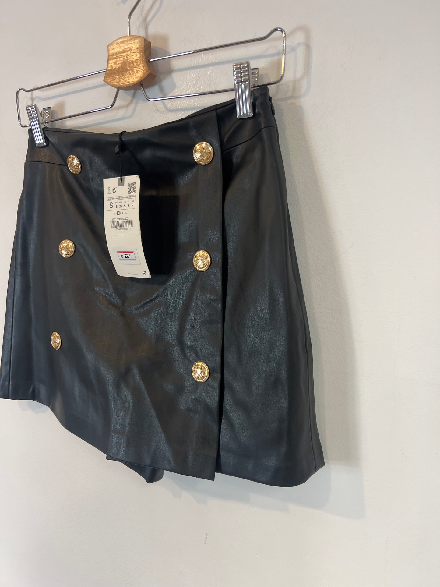 ZARA. falda/pantalón efecto piel T.s