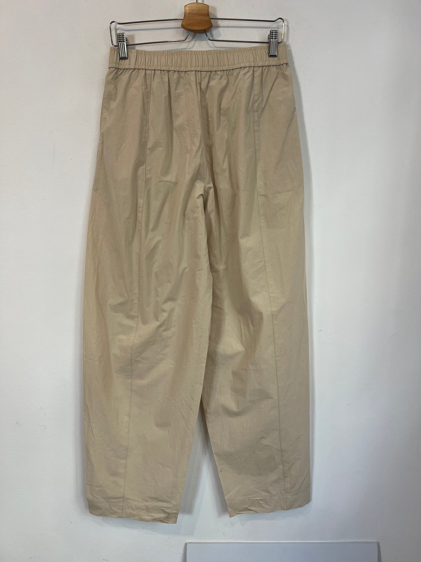 MANGO. Pantalón beige textura