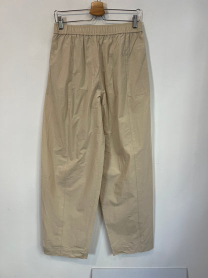 MANGO. Pantalón beige textura