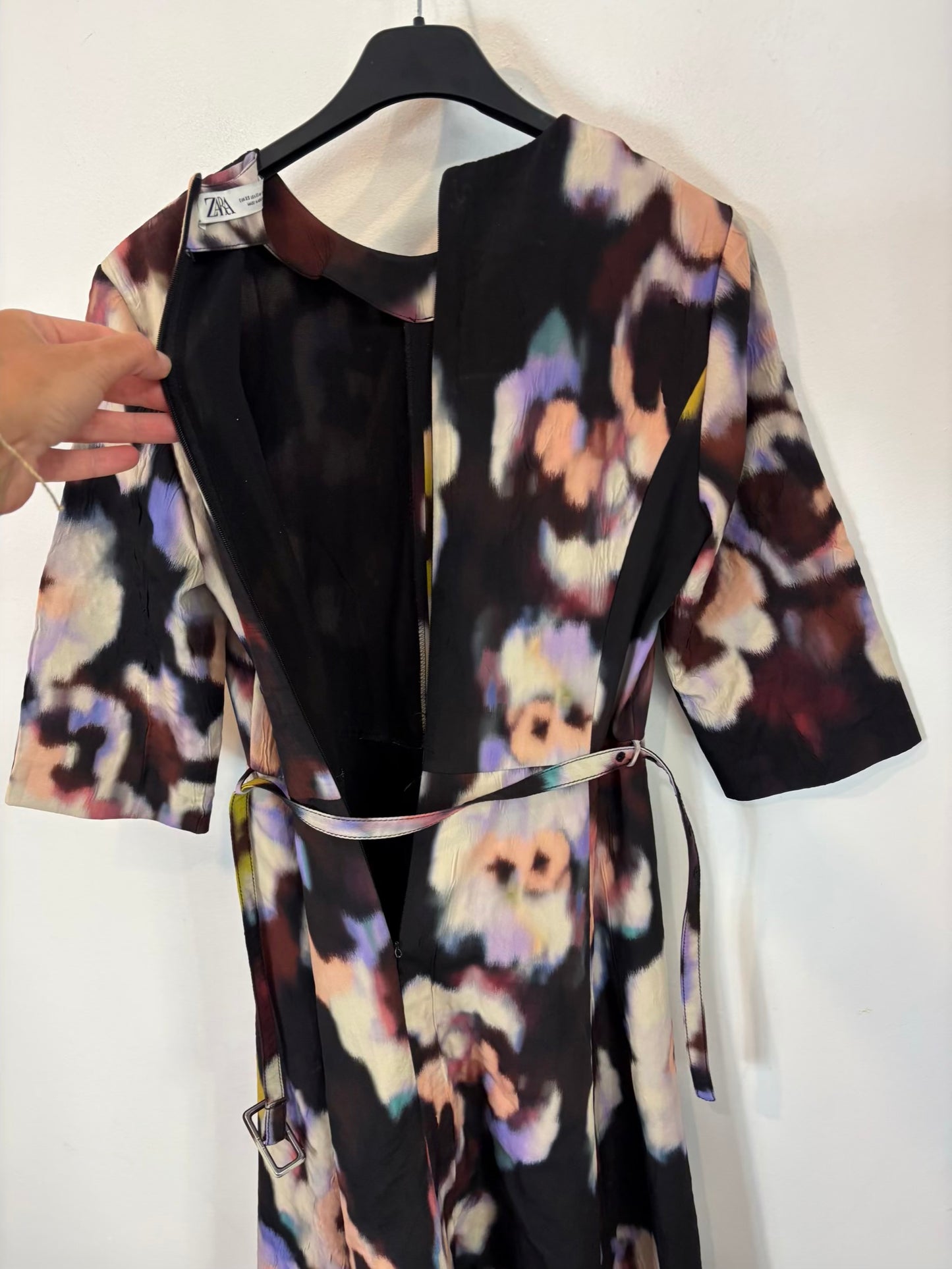 ZARA. Vestido mdi estampado colores