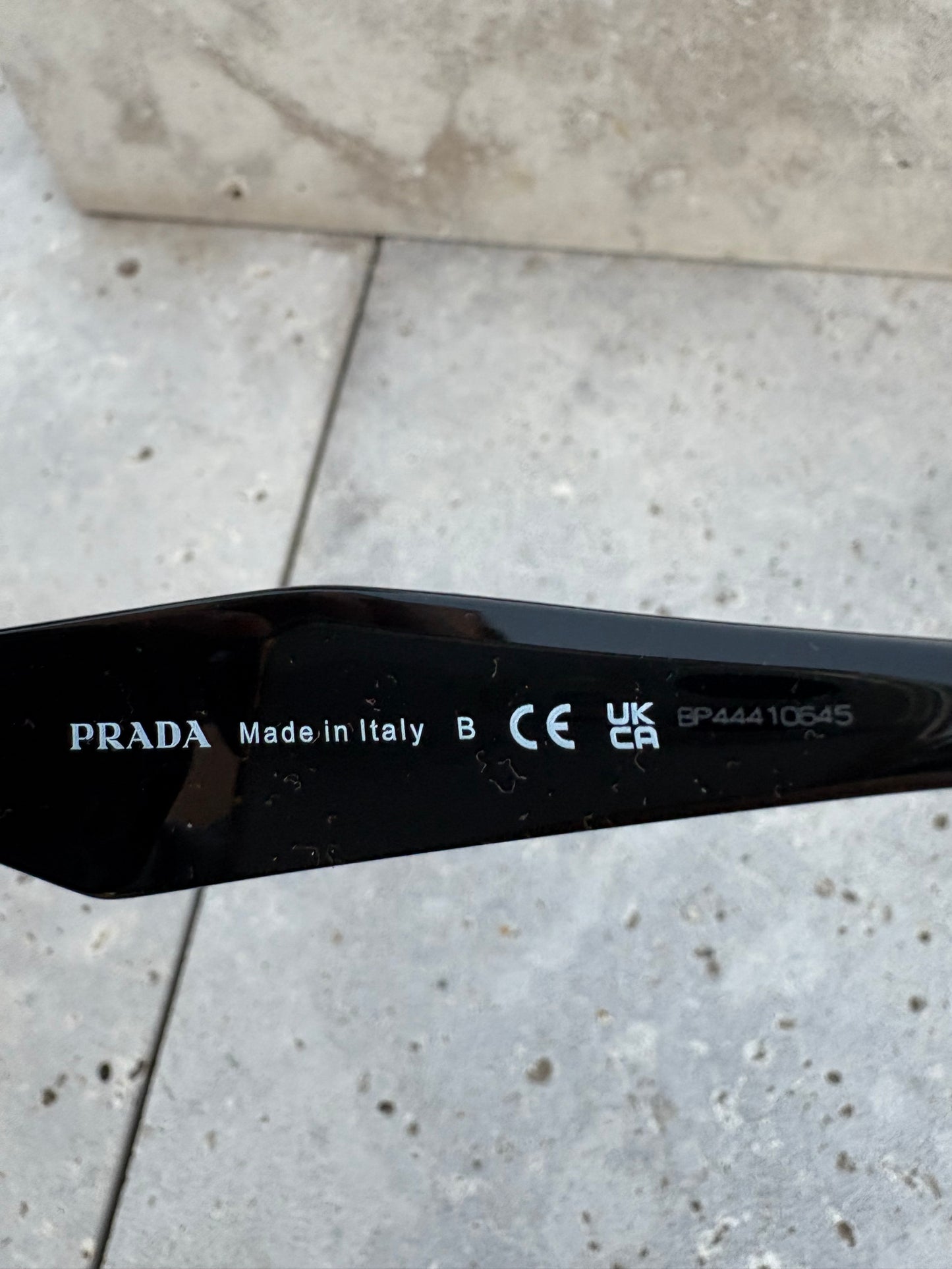 PRADA. Gafas de sol negras