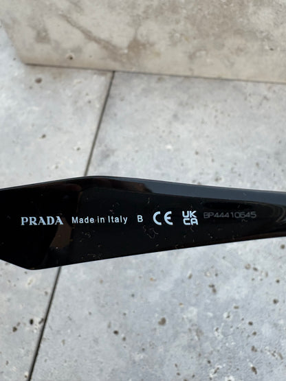 PRADA. Gafas de sol negras