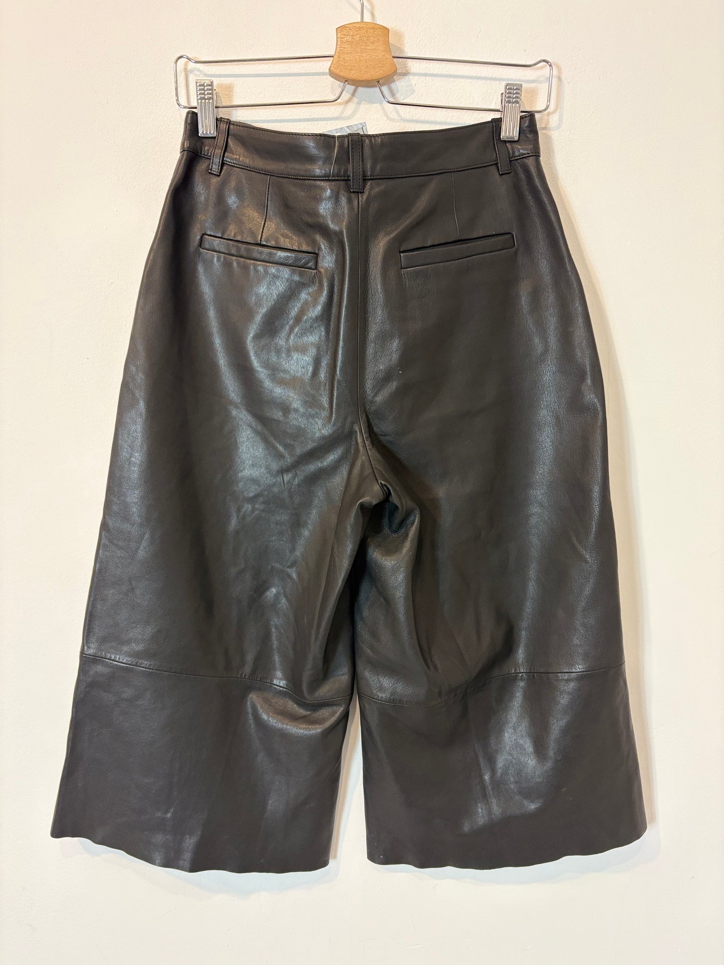 MASSIMO DUTTI. Pantalón cropped piel
