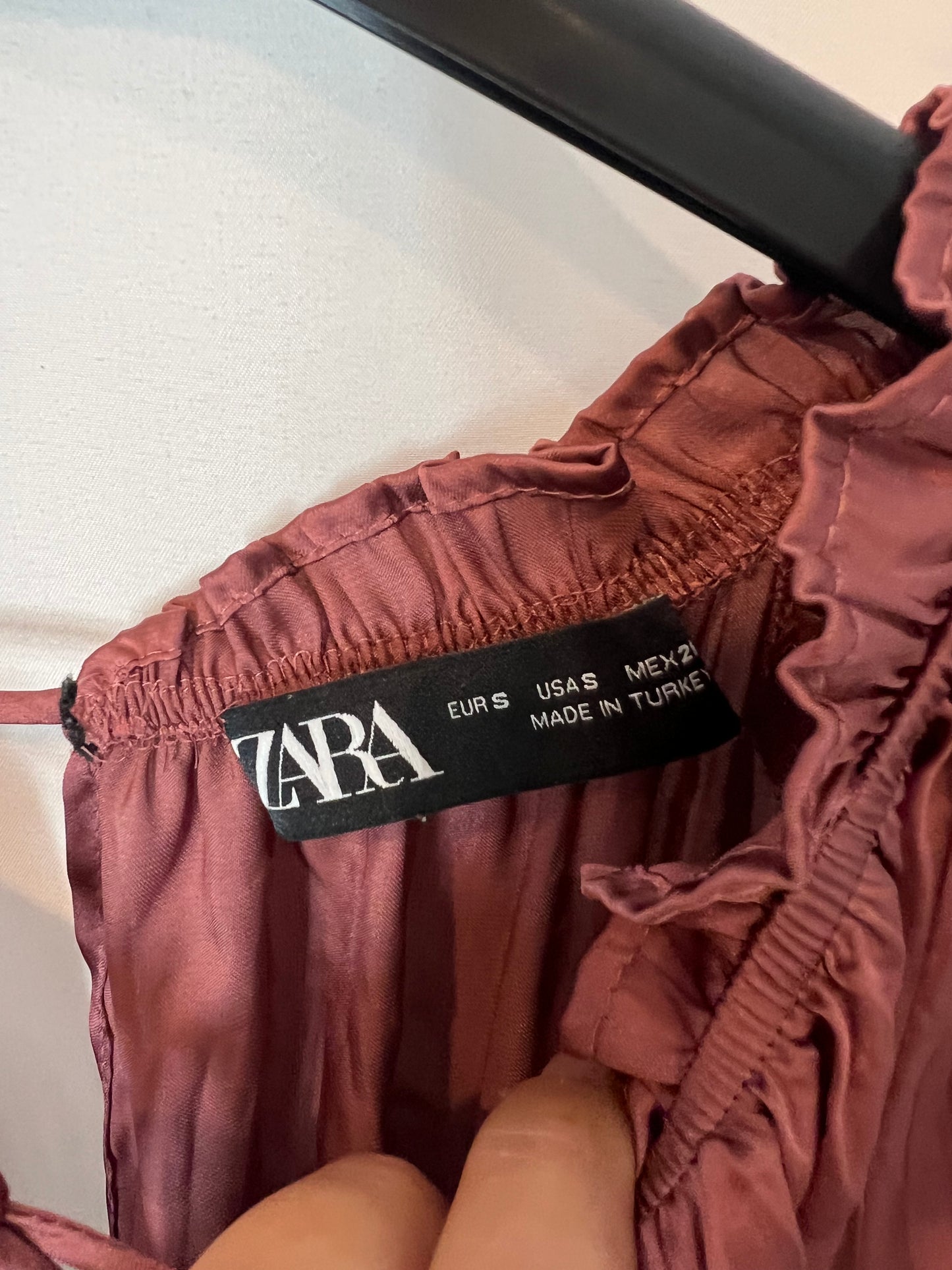 ZARA. Vestido largo satinado aperturas. T S