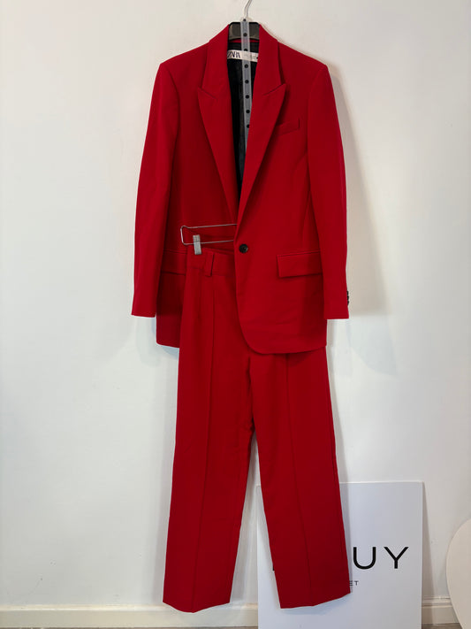 ZARA. Traje de chaqueta rojo