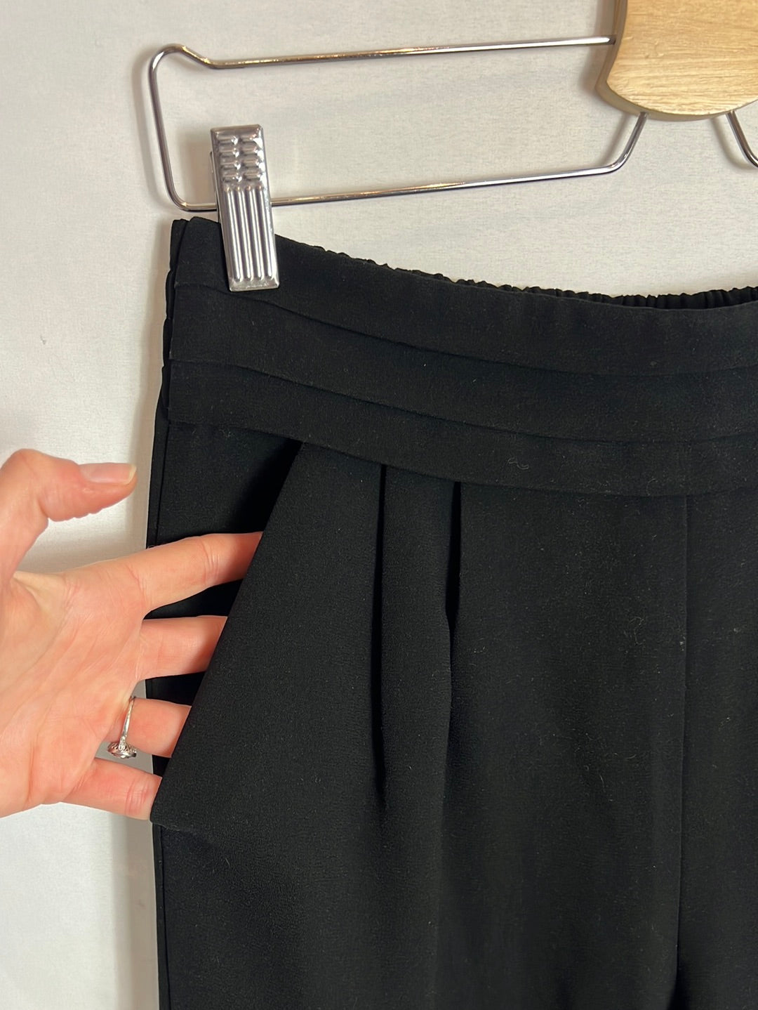 FOREVER 21. Pantalón negro pinzas. T S