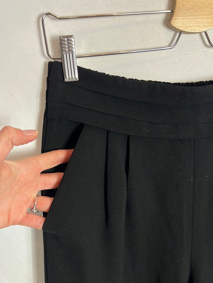 FOREVER 21. Pantalón negro pinzas. T S