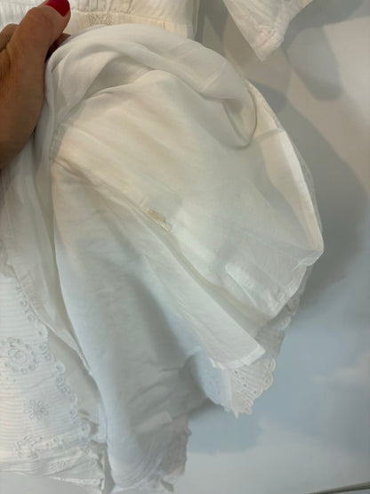 ZARA. Vestido corto blanco bordados