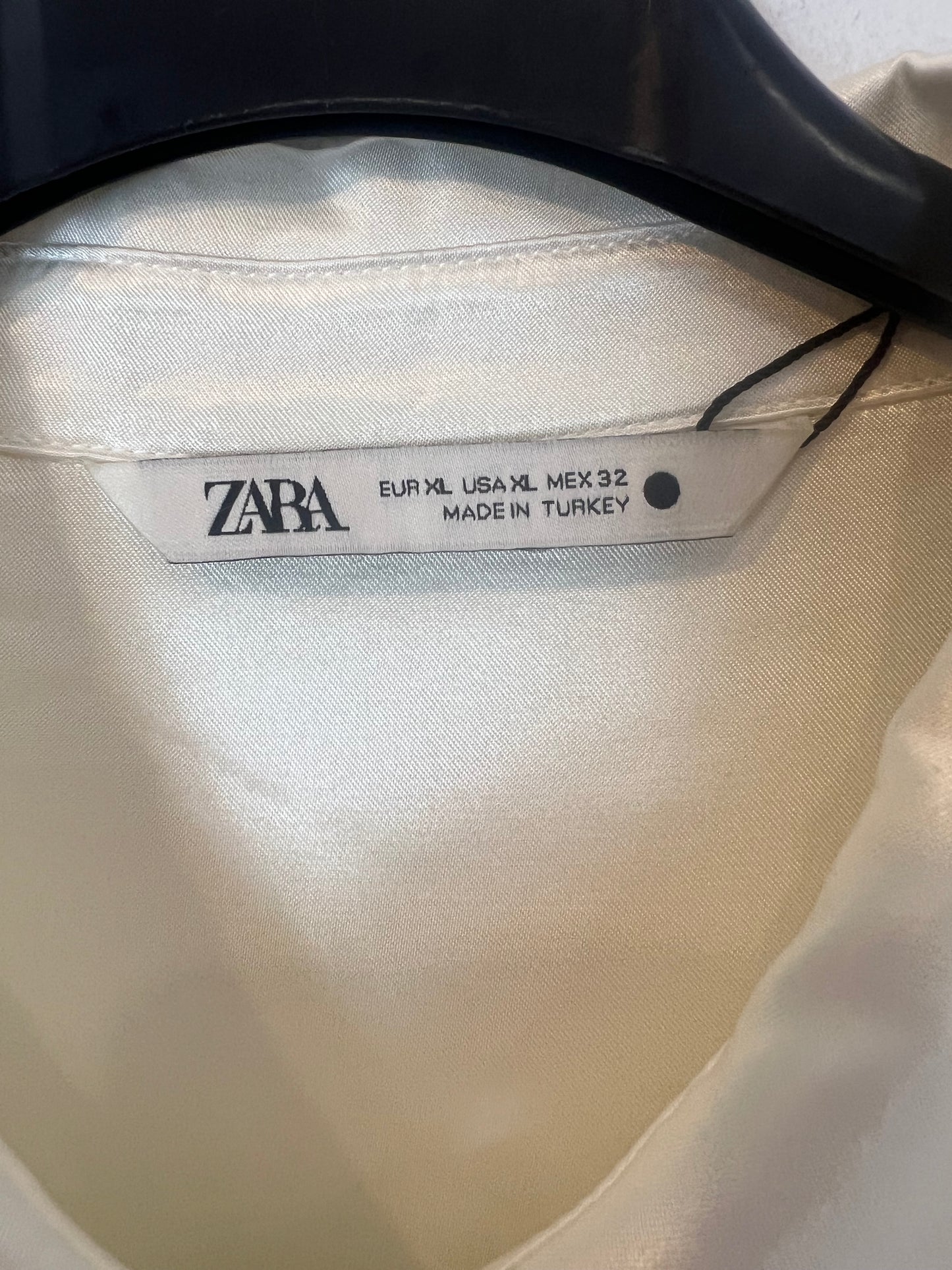 ZARA. Blusa satinada detalle pedrería cuello. T XL