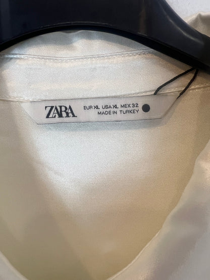 ZARA. Blusa satinada detalle pedrería cuello. T XL