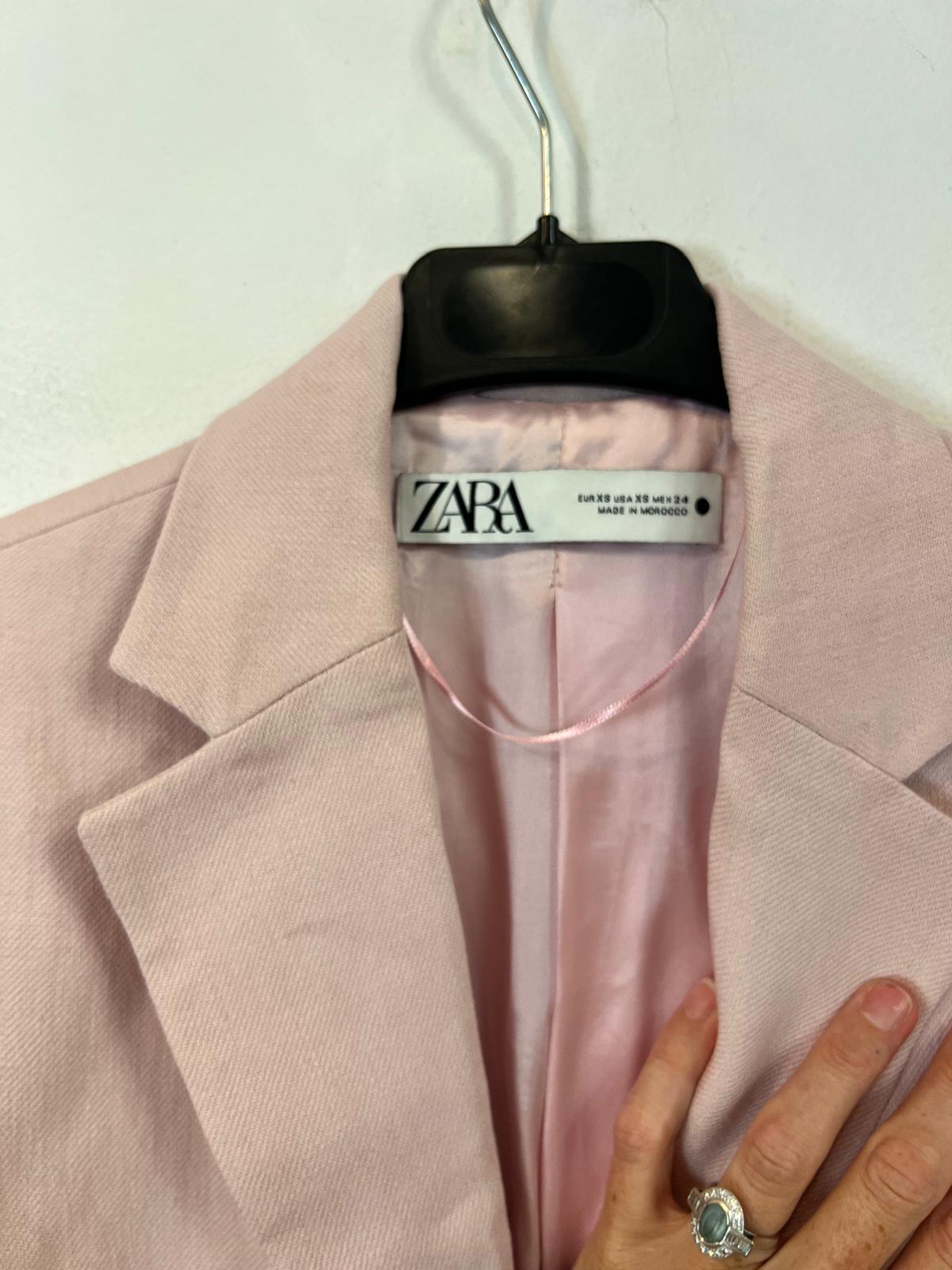 ZARA. Blazer rosa con lino