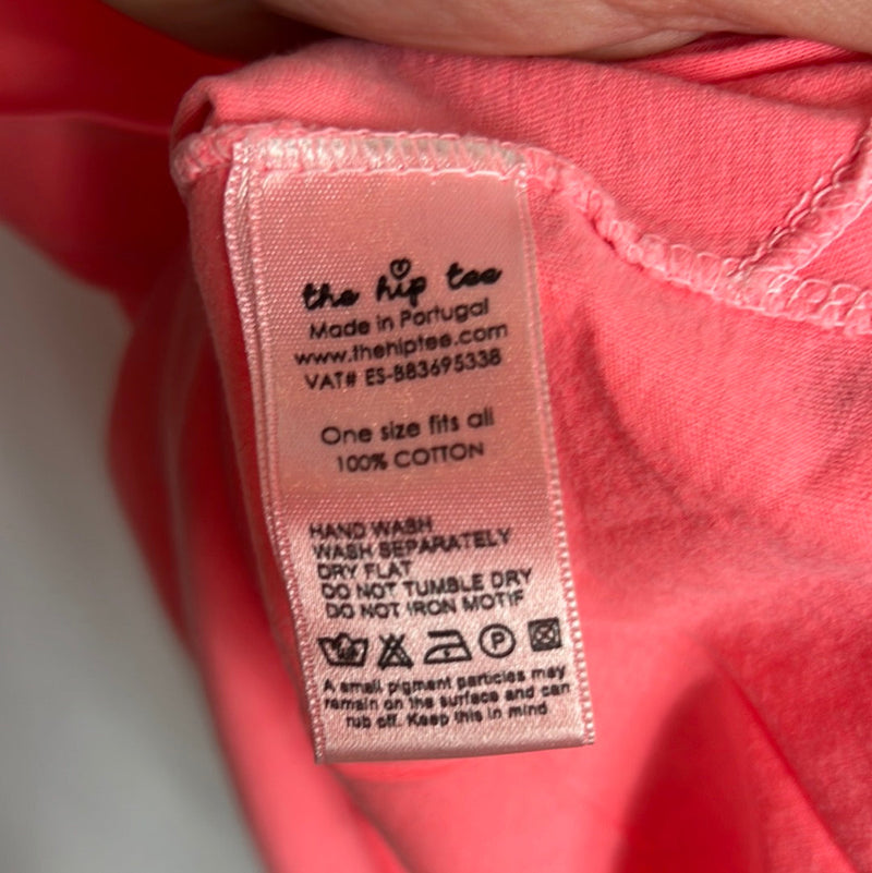 THE HIP TEE. Camiseta flúor rosa detalle espalda. T M