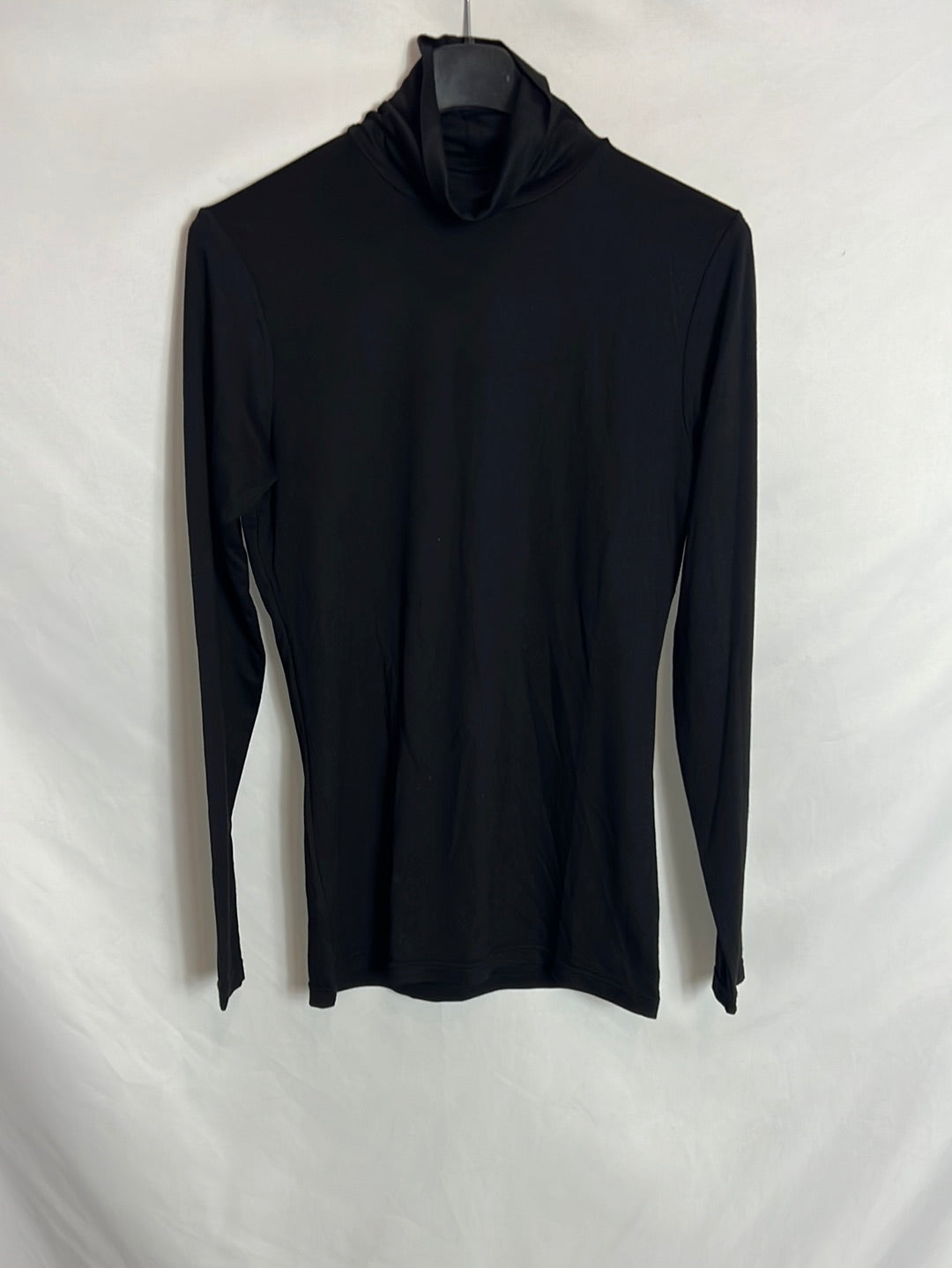 OTRAS. Top negro cuello alto. T S