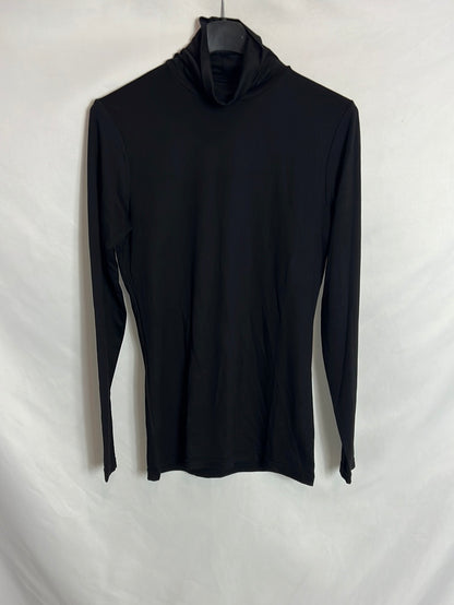OTRAS. Top negro cuello alto. T S