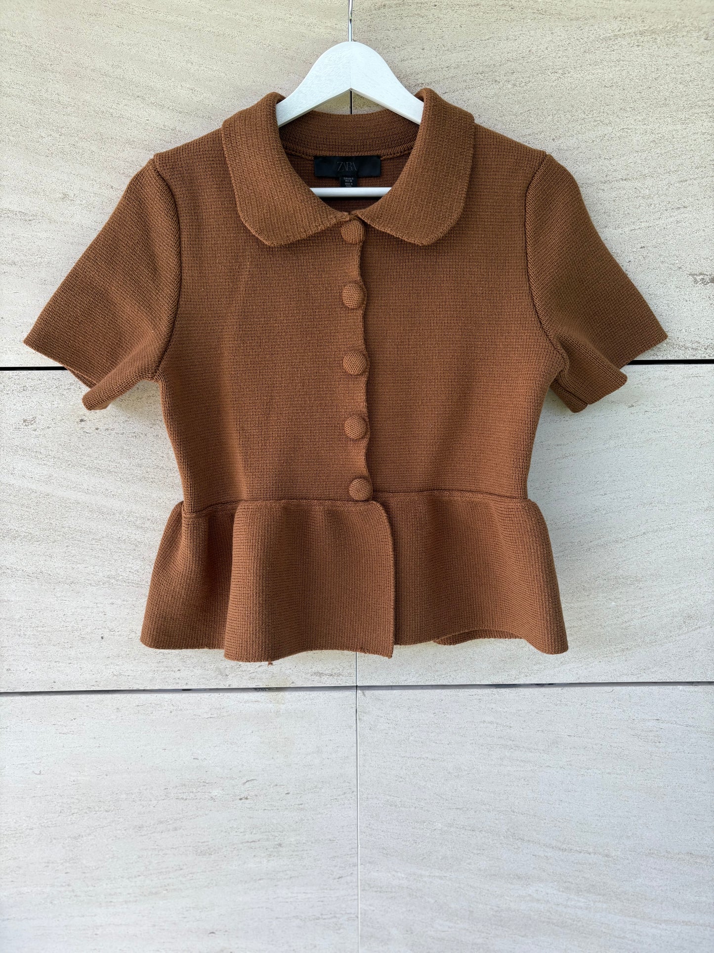 ZARA. Brown buttoned knit top. TS