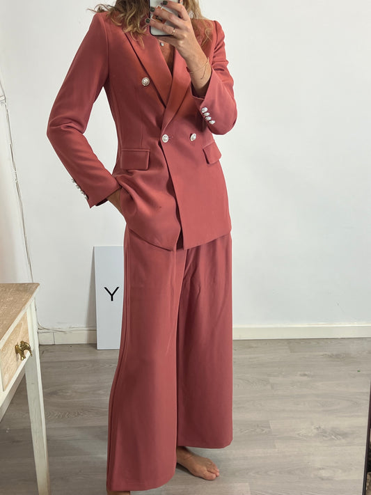 BRUNA. Total dark pink look with details. TS