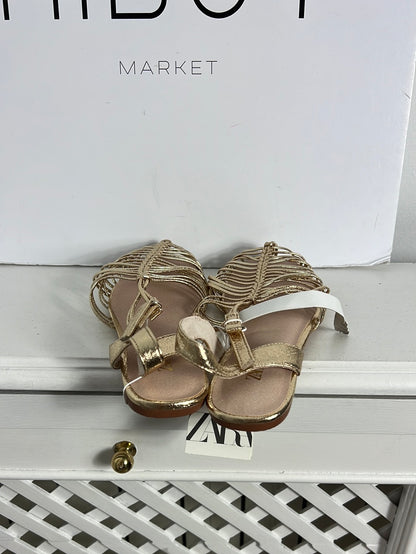 ZARA. Sandalia estilo cangrejera T.34