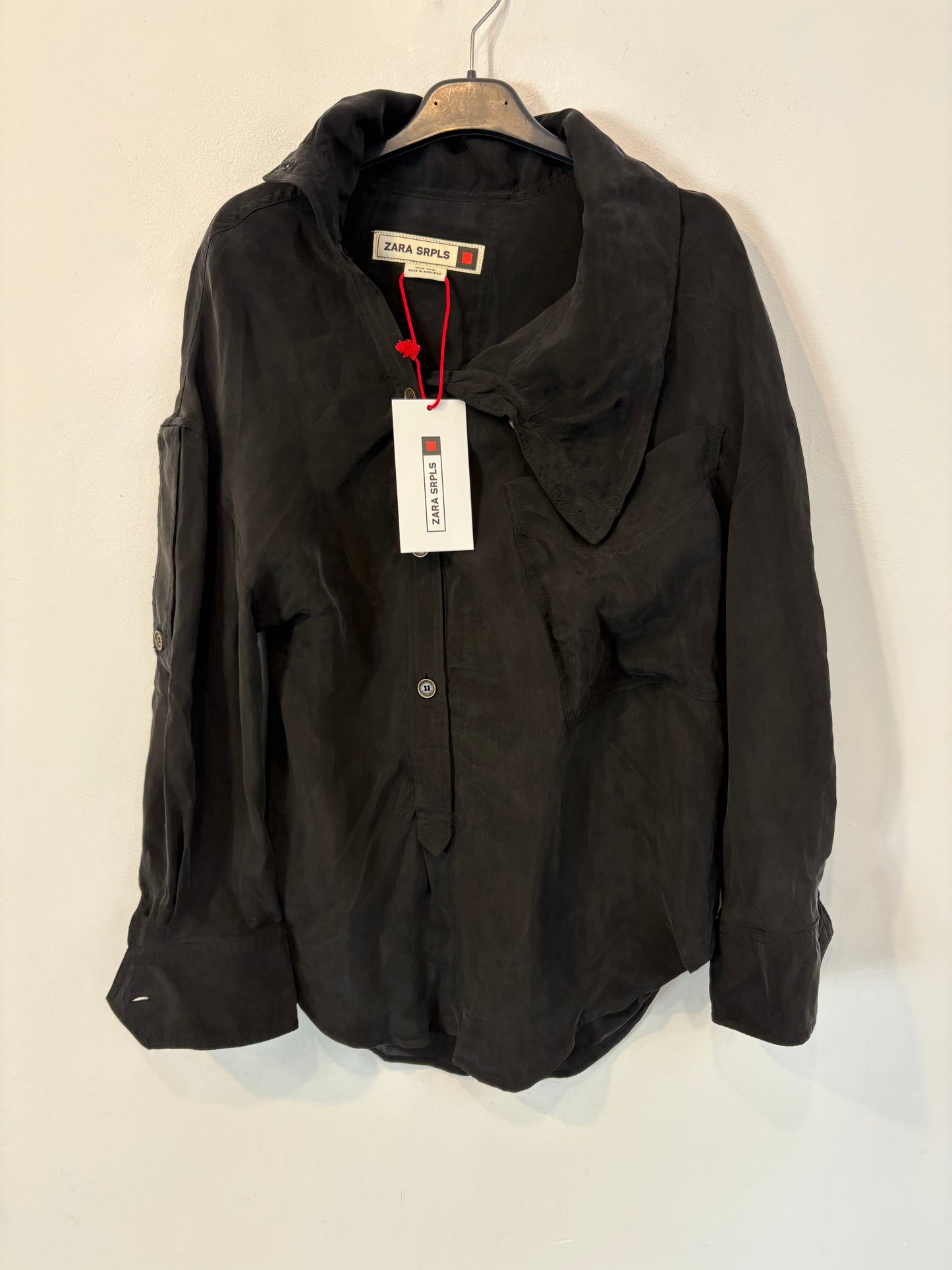 ZARA. Blusa fluida  botonadura lateral