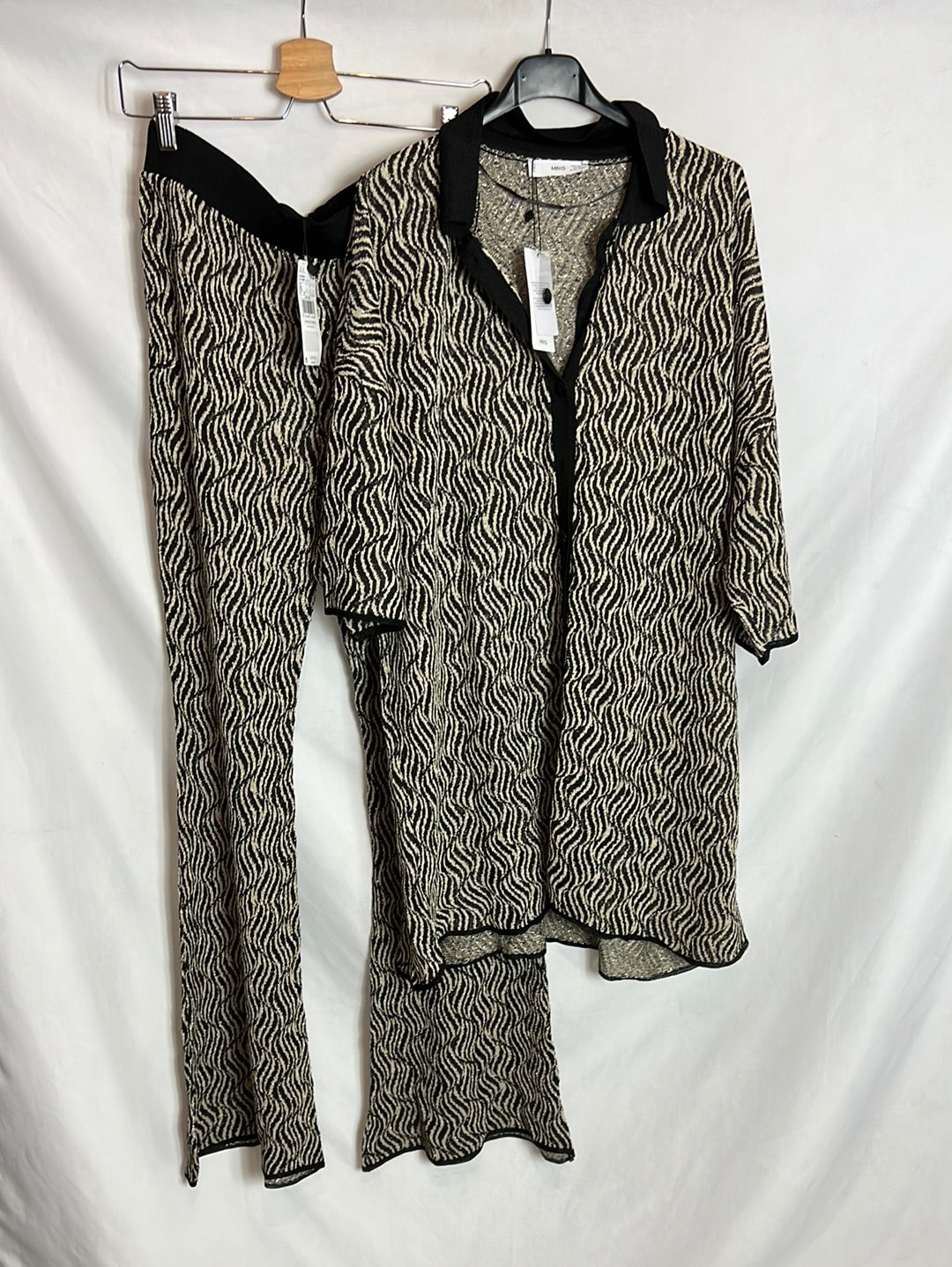 MANGO. Total look Chaqueta y pantalón fluidos hilos brillo. TXL