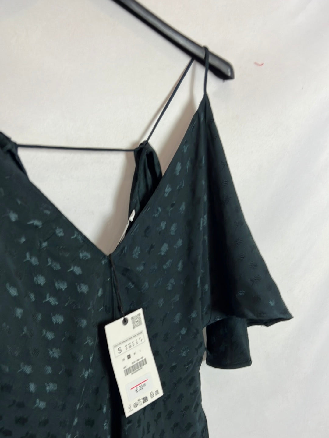 ZARA. Asymmetrical green satin top. TS