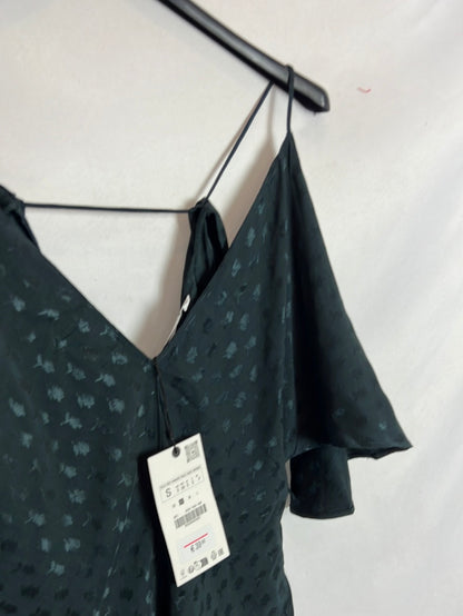 ZARA. Asymmetrical green satin top. TS