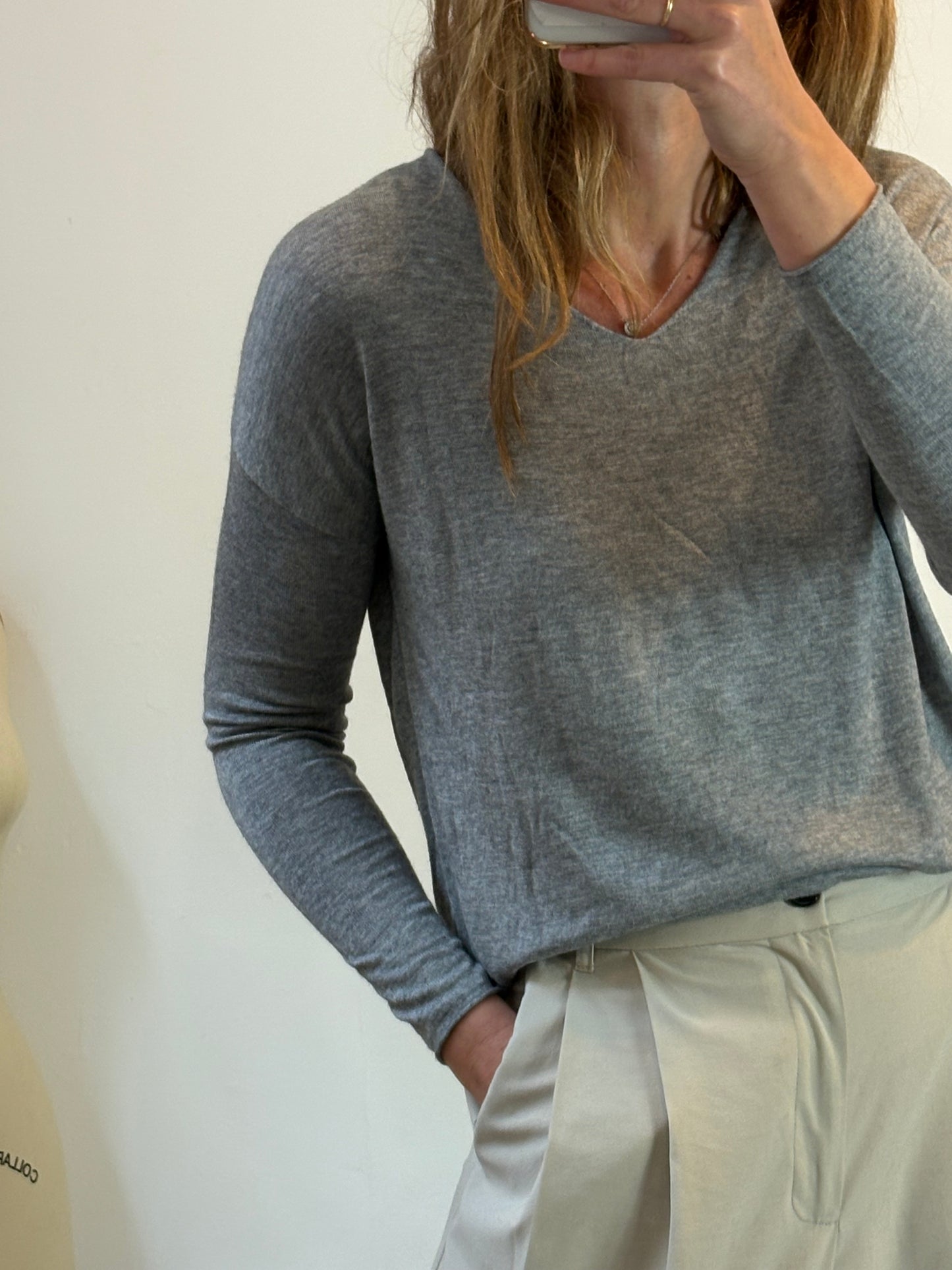 OYSHO. Jersey fino gris cuello pico