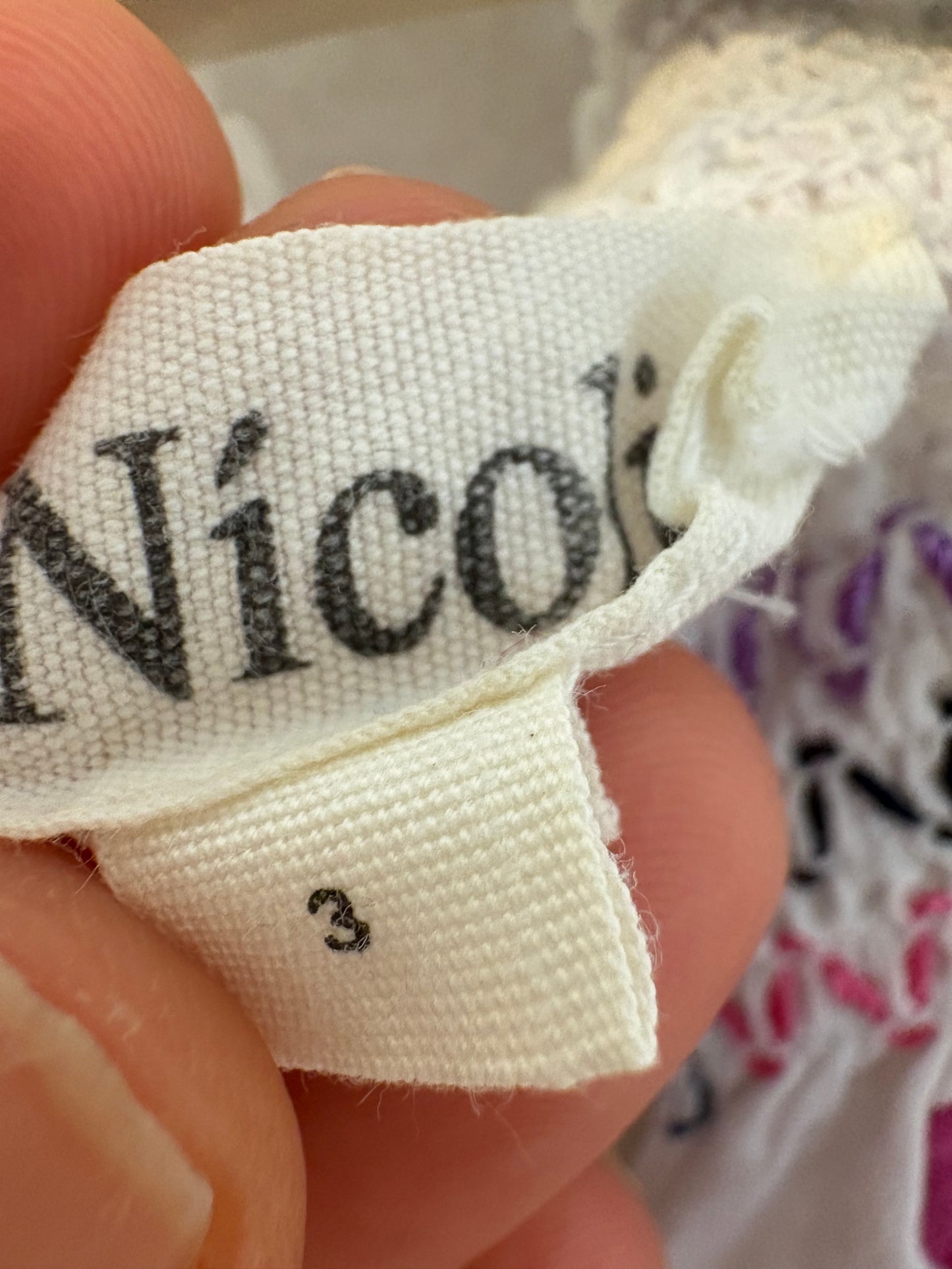 NÍCOLI.  Blusa blanca bordados