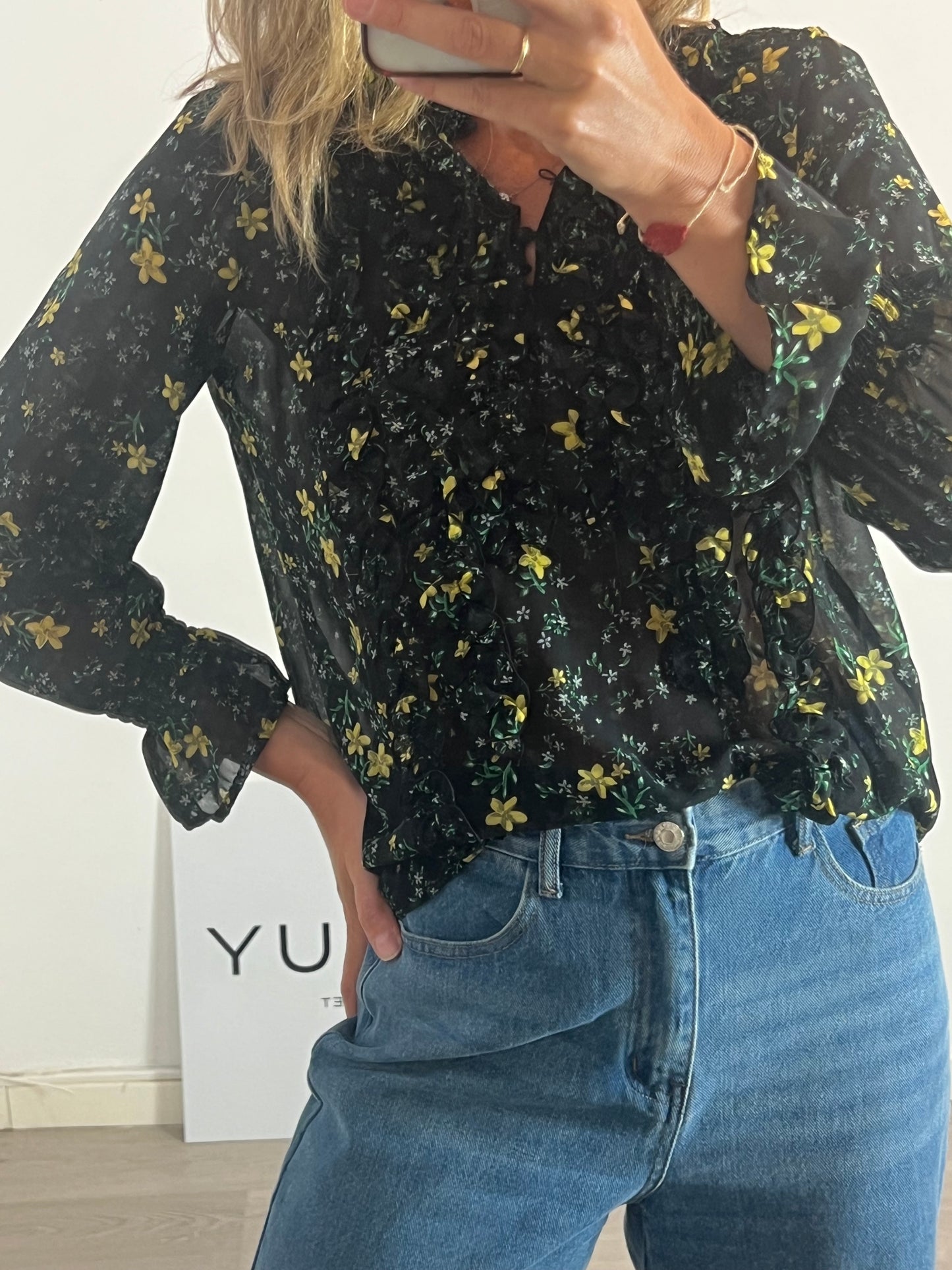ZARA. Black floral blouse Ts