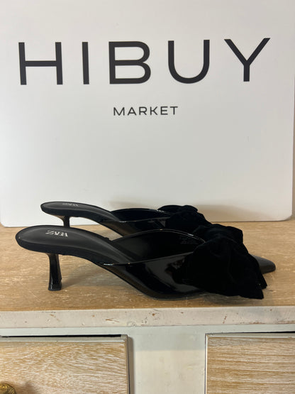 ZARA. Black patent leather high heel shoe with velvet bow. Size 37