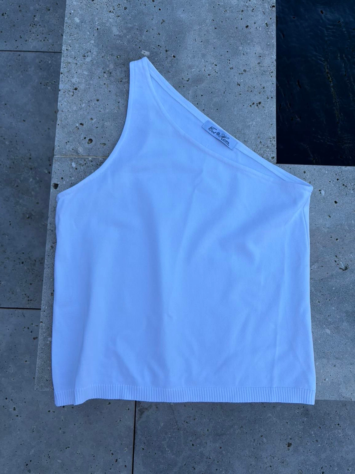 TOT HOM. Camiseta blanca asimétrica