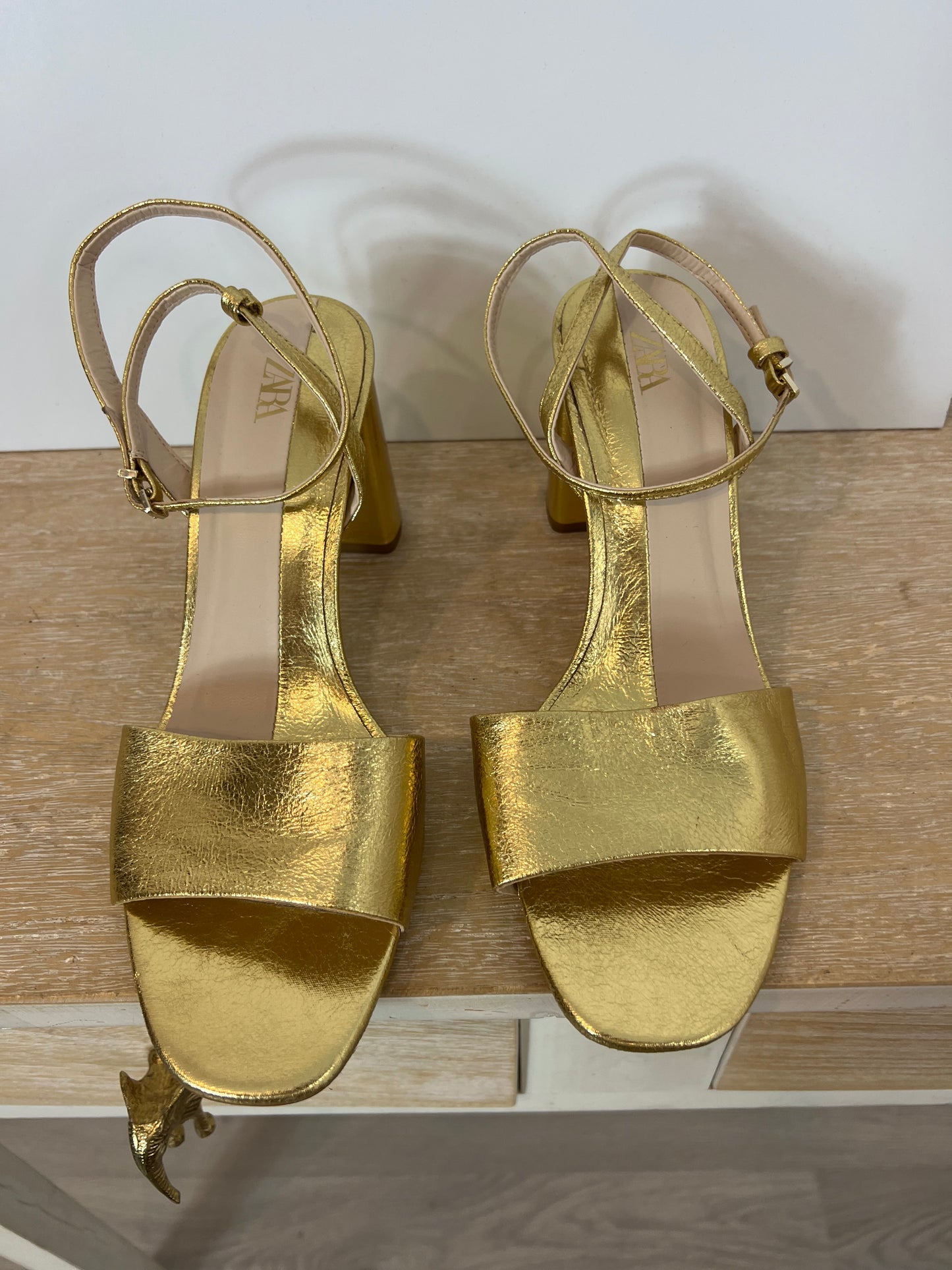 ZARA. Golden sandal40a strap. T 40