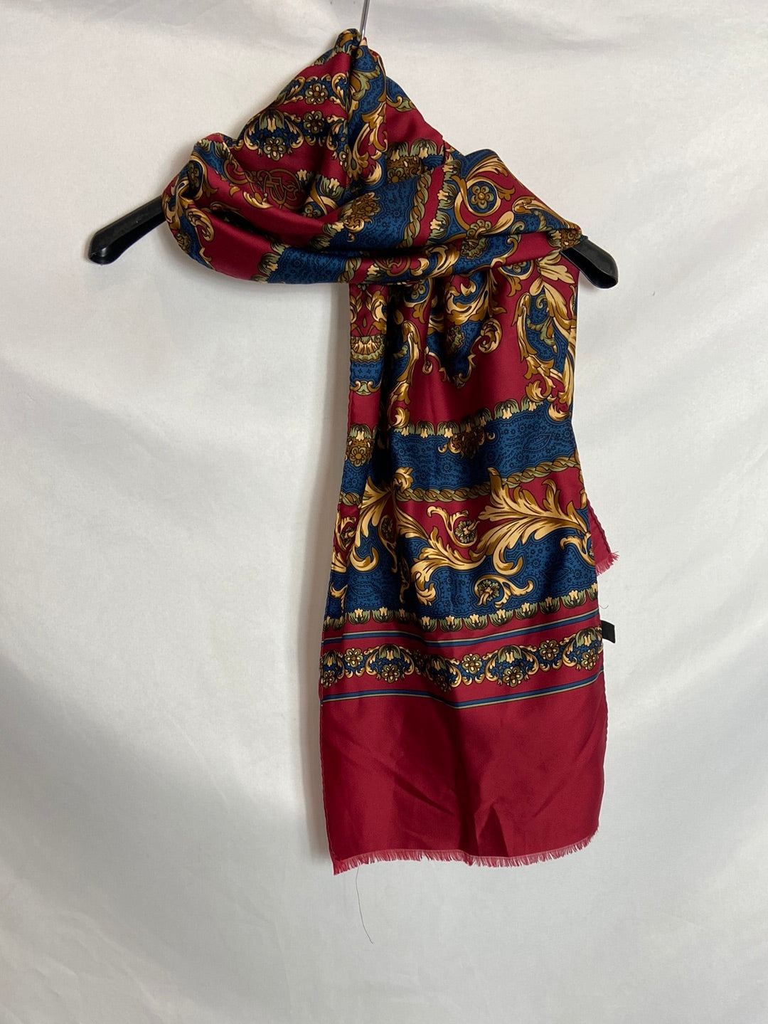 OTRAS. Fular burdeos multiestampado.